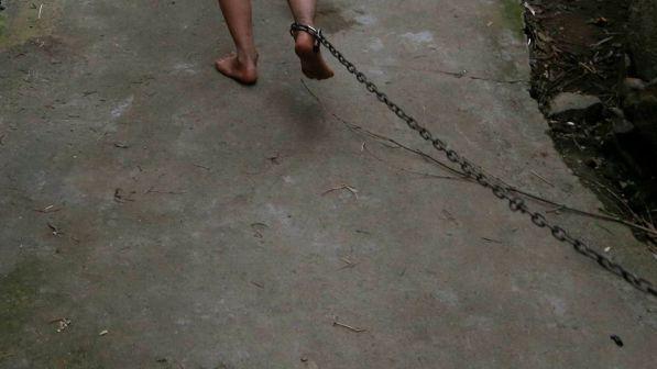 Usa, 13 bimbi incatenati in una "casa degli orrori": i genitori condannati all'ergastolo