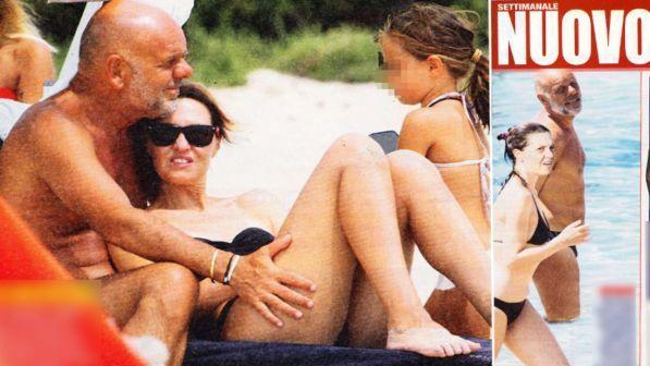 Paola Cortellesi, coccole in bikini con Riccardo Milani