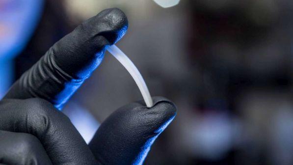 Addio inquinamento, trovato il sosia della plastica: riciclabile "all'infinito"