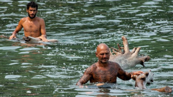 "L'Isola dei Famosi", i finalisti festeggiano con una scorpacciata di riso e pesci