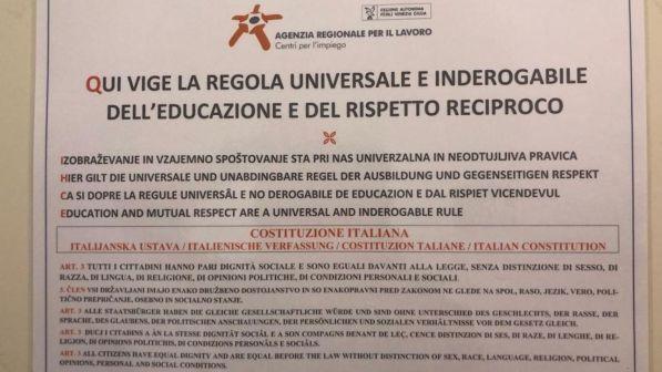 Friuli Venezia Giulia, stranieri rifiutano di parlare alle operatrici del centro per l'impiego: Regione appende un cartello