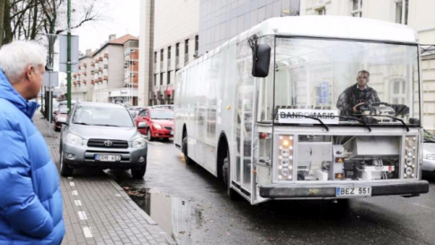 Trasparente e "spinto" dal vento, in Lituania arriva il primo bus eolico del mondo