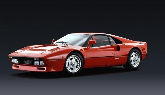 Germania, chiede di provare una Ferrari d'epoca e la ruba: caccia al ladro