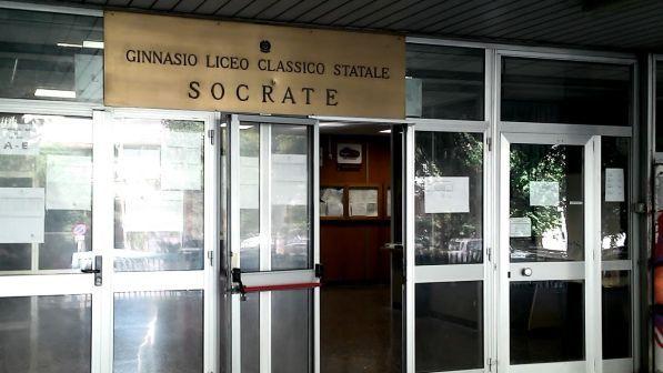 Fanno il saluto romano nella foto di classe, la preside: "Un gesto goliardico"