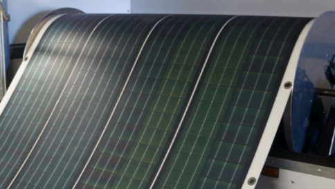 Un tappeto fotovoltaico, arriva il primo pannello solare portatile e "arrotolabile"