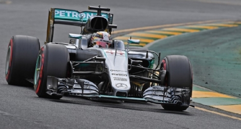 F1, Hamilton non dà scampo: sua la pole in Australia