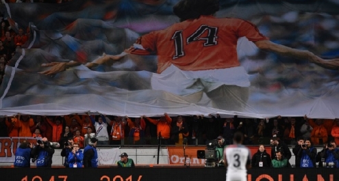 Olanda-Francia, al 14' il tributo a Cruyff