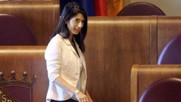 Roma, Raggi a Renzi: "Affari con Mafia Capitale? Mica siamo il Pd"