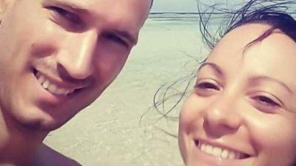 Si taglia un dito in crociera, sviene sulle scale, batte la testa e muore 5 giorni dopo. La fidanzata: "Ritardi nei soccorsi"