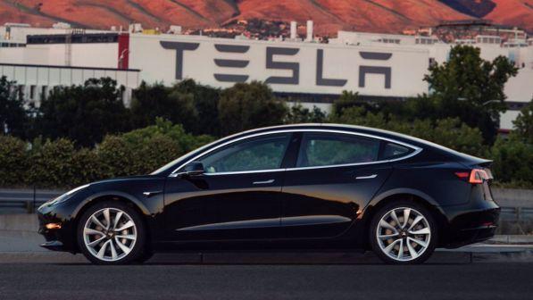Tesla investe in Italia con due centri assistenza e presenta la prima Model 3