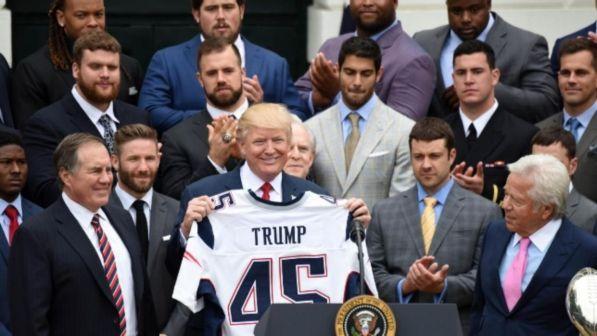 Usa, vittoria Trump: basta con i giocatori Nfl in ginocchio durante l'inno