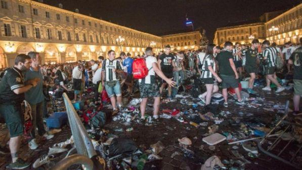 Calca in piazza San Carlo a Torino, indagati anche venditori abusivi