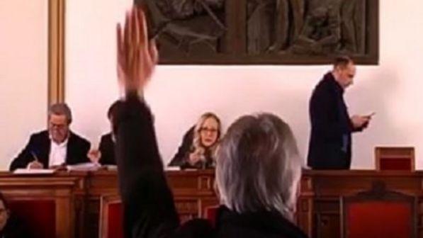 Reggio Calabria, consigliere di Forza Italia fa il saluto romano in aula