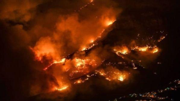 Spagna, l'incendio a Gran Canaria perde d'intensità