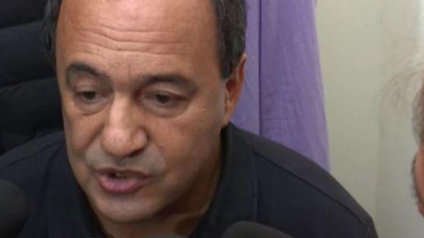 Riace, il sindaco Lucano: "Non me ne vado, la macchina sarà la mia casa"