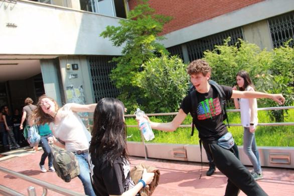 Ultimo giorno di scuola: festa vietata per 1 su 5, addio gavettoni in cortile