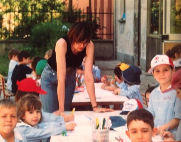 Torino, maestra va in pensione e raduna gli ex allievi: in 400 per la sua festa
