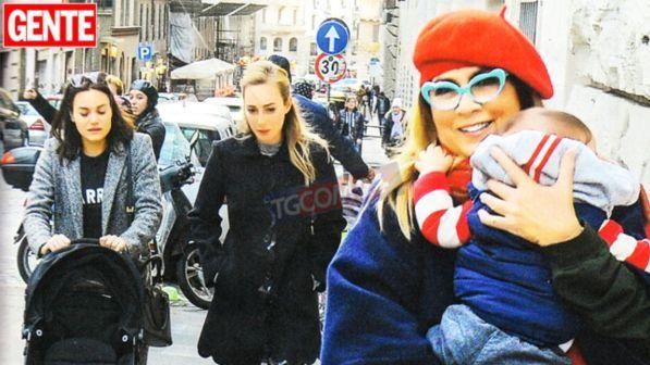 Romina Power fa la nonna per le vie di Roma
