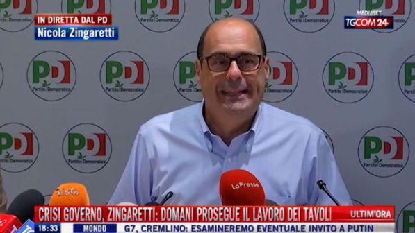 Zingaretti: "No a un rimpastone, serve discontinuità sui nomi", ma il M5s frena: "L'Italia non può aspettare il Pd, la soluzione è Conte"