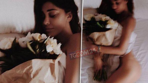 Belen dorme nuda e abbraccia i fiori di De Martino