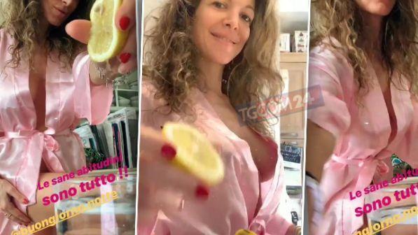 Maria Monsè, sotto la vestaglia niente