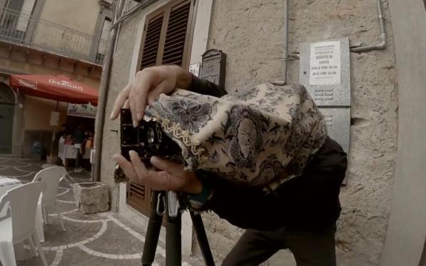 In Sicilia l'ultimo fotografo itinerante armato di camera oscura e bagni chimici
