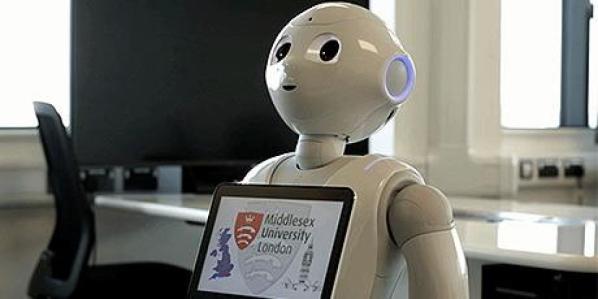 Il parlamento britannico ha chiamato un robot a testimoniare... su di lui