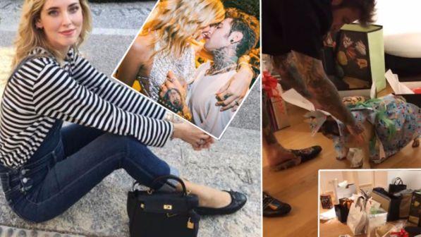 Fedez scarta i regali e Chiara Ferragni... svela il pancino