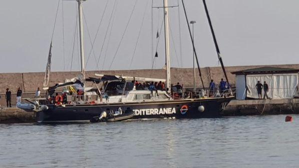 Migranti, veliero Alex sotto sequestro: migranti fatti sbarcare