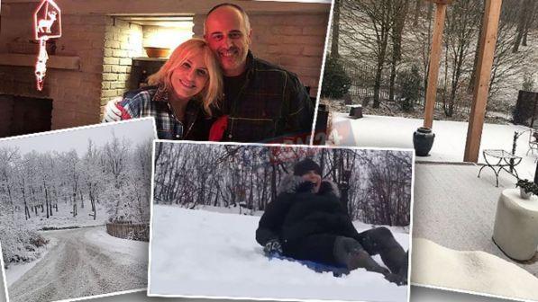 Antonella Clerici, risate e giochi nel suo bosco innevato