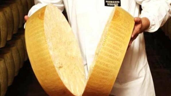 Parmigiano Reggiano, il Re dei formaggi italiani è il più premiato (e imitato) al mondo