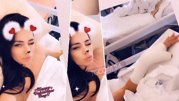 Aida Yespica nuda nel letto d'ospedale con il braccio ingessato
