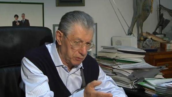 Fondi Lega, i giudici: "Restituire i soldi sequestrati a Bossi"