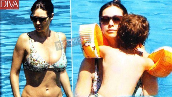 Manuela Arcuri, sirenetta in bikini all'Argentario