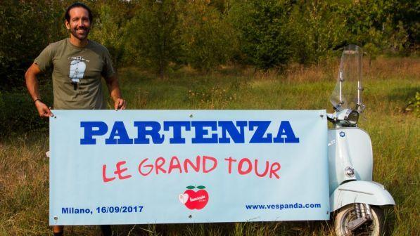 “Chiudo il mio B&B e faccio il giro del mondo in Vespa”, la sfida di un milanese