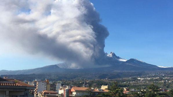 Allarme dell'Ingv sull'Etna: emissioni di radon dalle faglie del vulcano | "Nuovi esami, a rischio la salute"