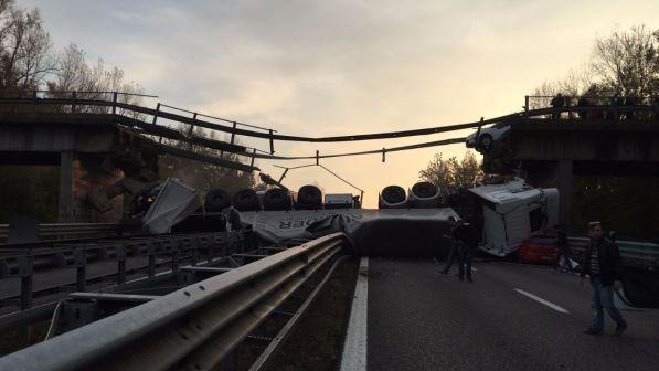 Lecco, crolla cavalcavia di Annone Brianza: un morto | Anas: dato allarme, ma Provincia non ha chiuso strada