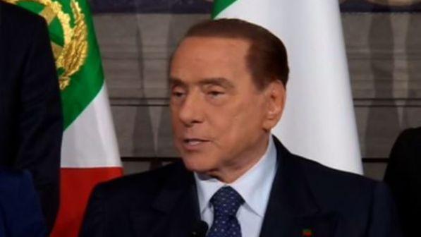 Berlusconi: "Andremo noi al governo alla fine di questa commedia"