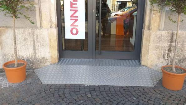 Sulmona, legge e burocrazia non perdonano: negoziante costretta a rimuovere scivolo per disabili