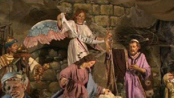 Udine, protesta pro migranti: i volti del presepe "africanizzati" dipingendoli di marrone
