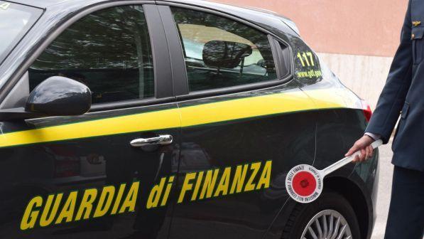 Sondrio, falso cieco smascherato durante gita in montagna: truffa da 150mila euro