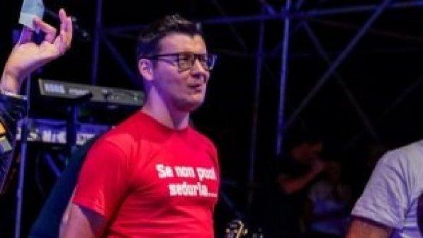 "Se non puoi sedurla... puoi sedarla": vicesindaco di Roverè Veronese nella bufera per la scritta sulla t-shirt