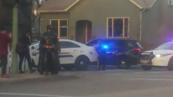 Canada, sulla scena di un crimine travestito da Batman: "Posso aiutare?"