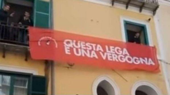 Striscione contro Salvini a Salerno, la Procura apre un'inchiesta
