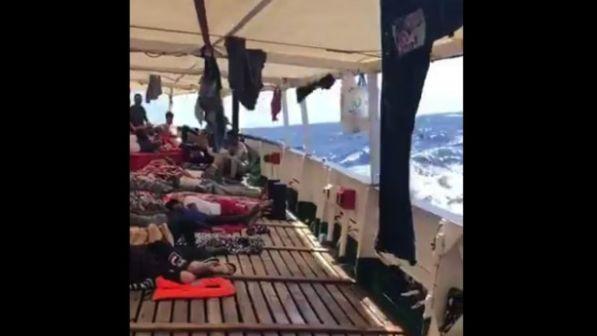 Migranti, 2 navi della Marina scortano la Open Arms verso Lampedusa