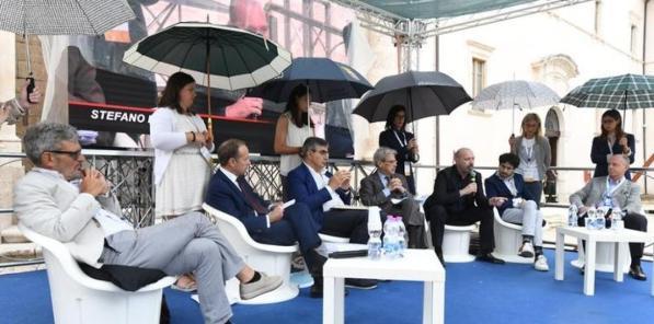 Le "donne-ombrello" diventano un caso politico: il Pd si divide