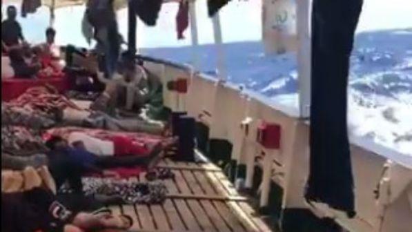 Migranti, il Tar: "Open Arms può entrare in Italia", ma Salvini firma nuovo divieto | La Marina scorta nave verso Lampedusa