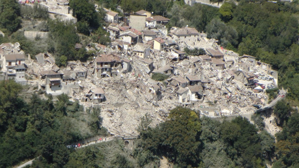 Sisma Amatrice, agenti salvano presunto sciacallo da linciaggio