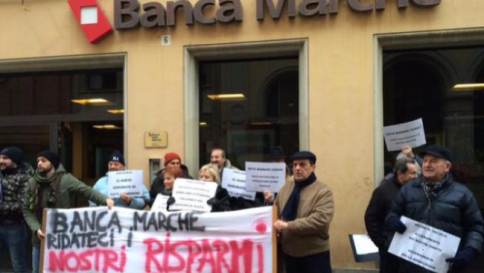 Salva-banche, proseguono le proteste: sit-in davanti alla sede ex Banca Marche di Jesi