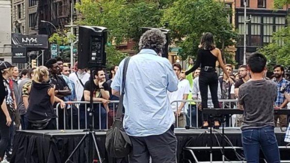 Dà appuntamento a centinaia di uomini su Tinder: i ragazzi si ritrovano tutti insieme sotto un palco per un contest